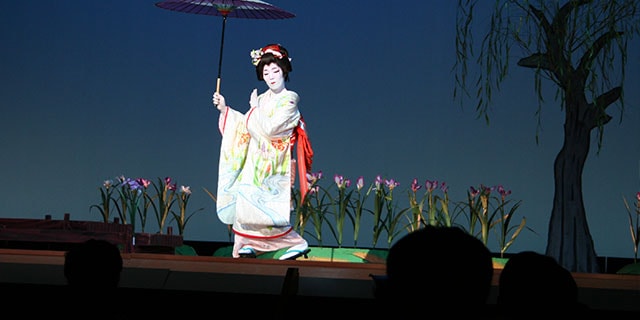 日本の伝統芸能「日舞」。和服を着て、日本文化を身体で味わっていただきます。